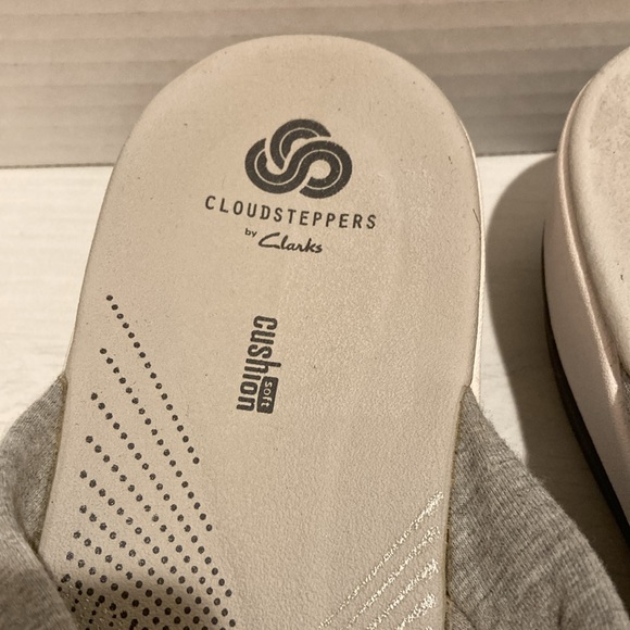 Clarks Cloudsteppers Women’s Size 11 Soft Cushion Flip Flop Sandals Grey Fabric - Picture 3 of 10